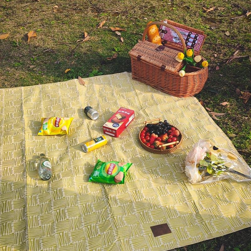 With a picnic pad with a thick grassy spring pad, camping beach, sandproof water
