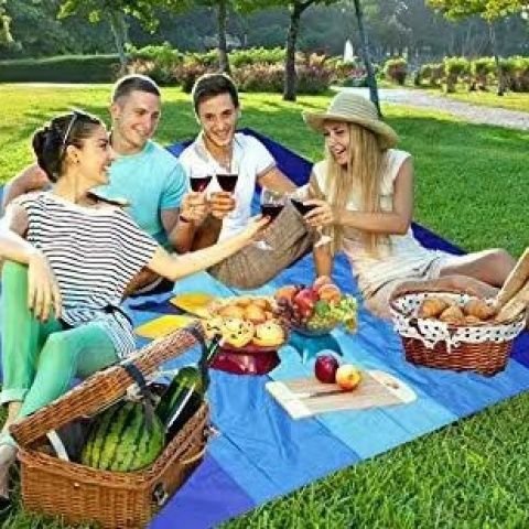 Pocket picnic mats can be used to clean the field and easily carry camping picnic pads on the lawn beach