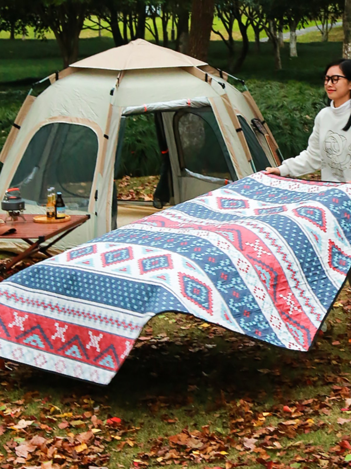 An outdoor six-point picnic pad with a cool-side aluminum-shaped tent with a damp-preserve