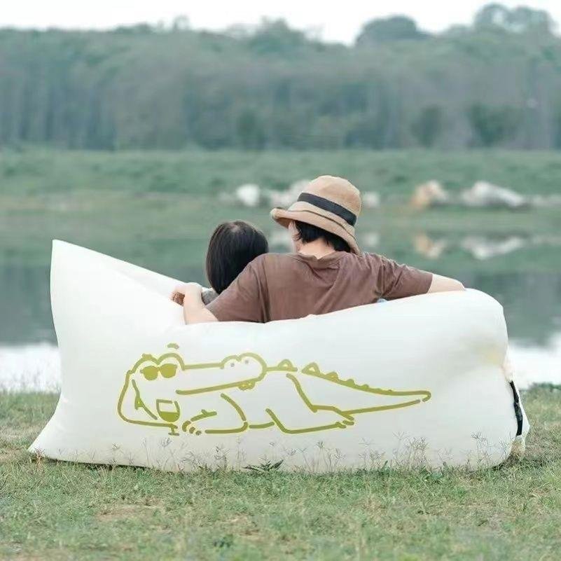 An outdoor inflatable sofa and camping is portable, air-free, air-clip-coated, air-basket lazy