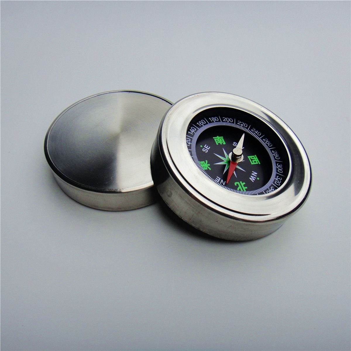 A child with a compass uses a high-precision outdoor primary school to point to an adult with a northern needle