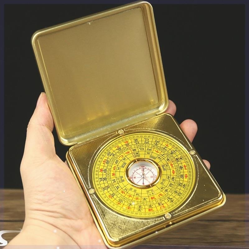 The compass, with its high-precision compass, carries with it the small routine of the tumbler