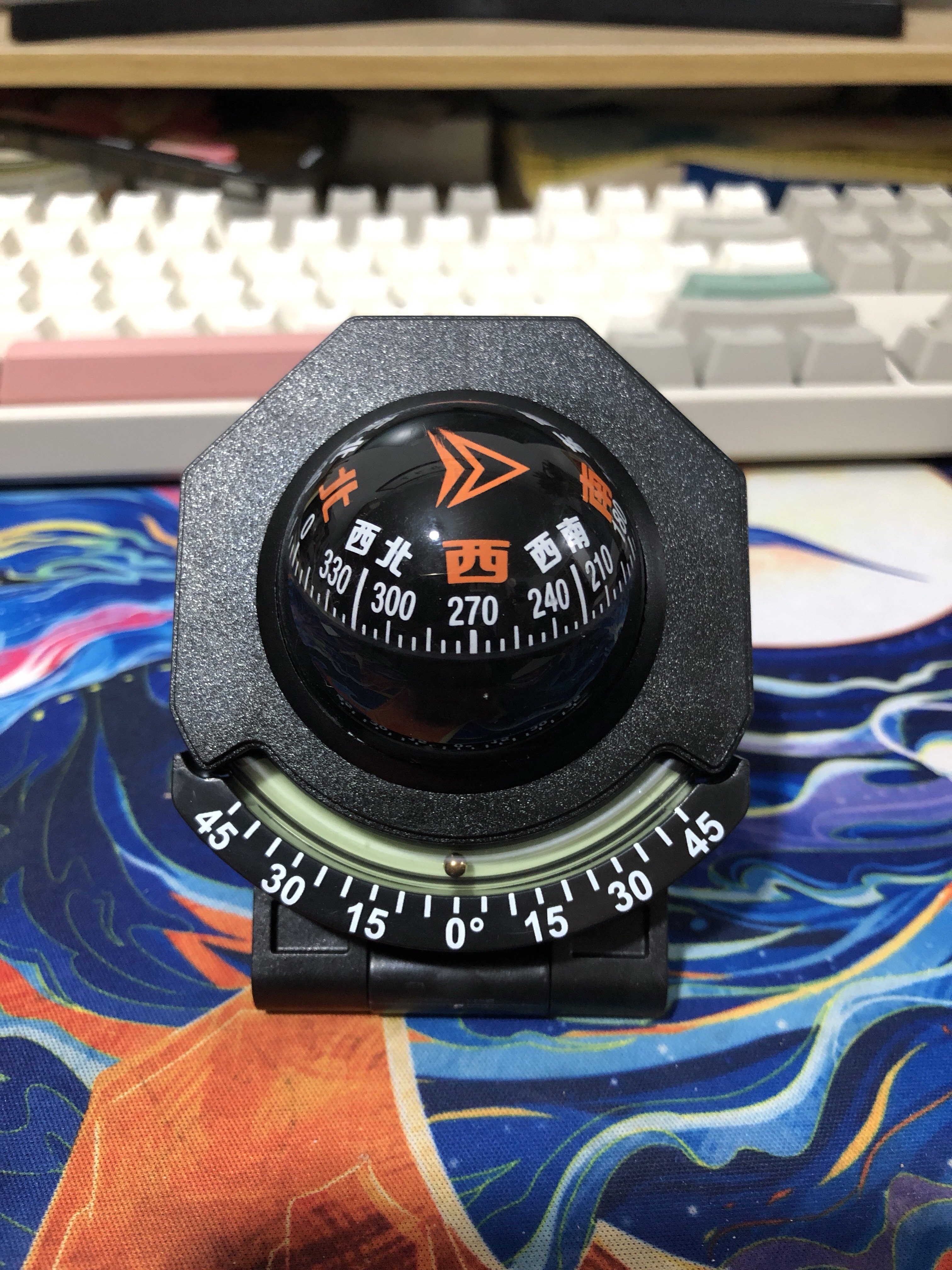 In the outdoors, a guided ball, a high-precision car, a compass with a nightlight car sloper multi-purpose pointer