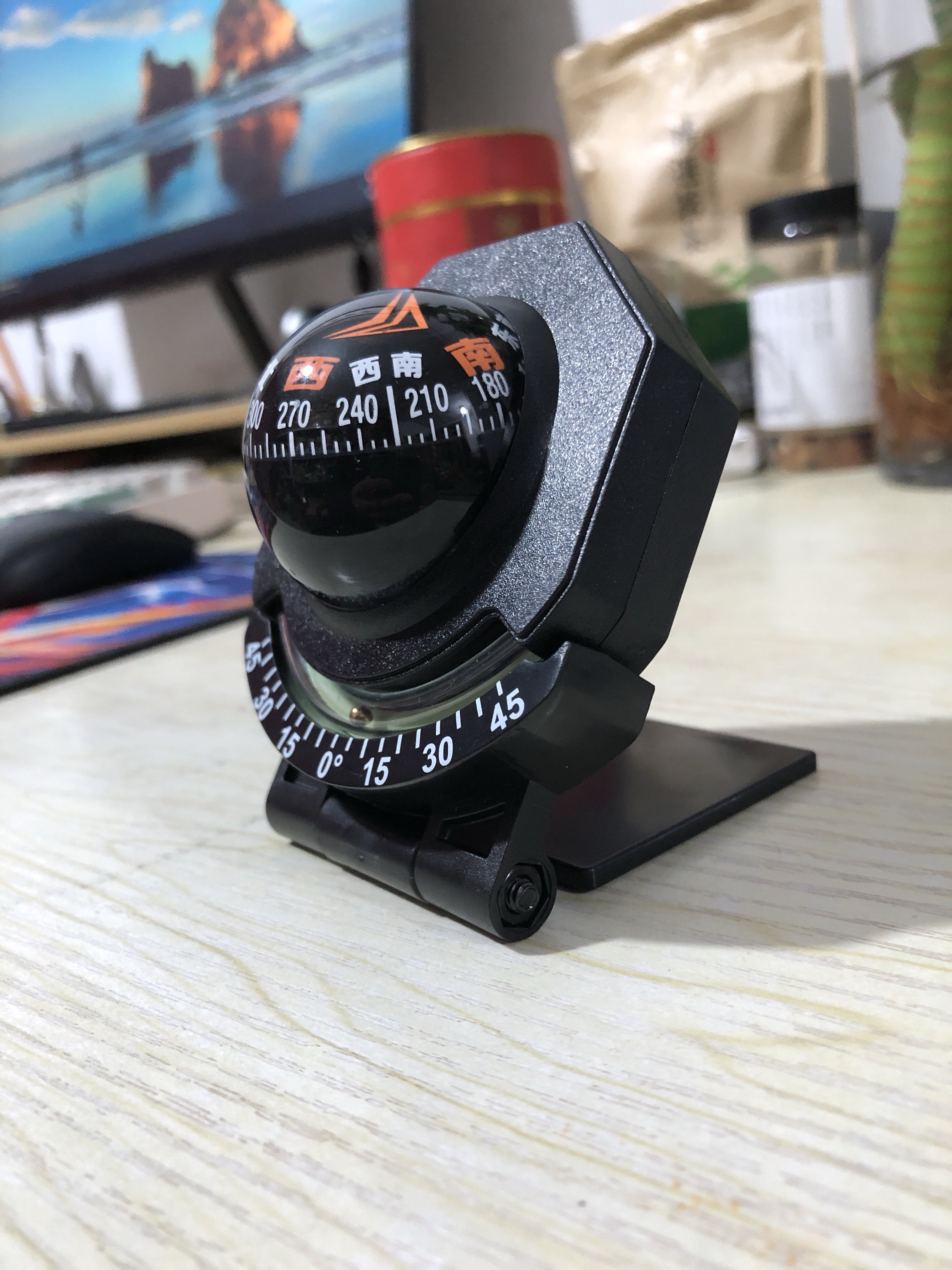 In the outdoors, a guided ball, a high-precision car, a compass with a nightlight car sloper multi-purpose pointer