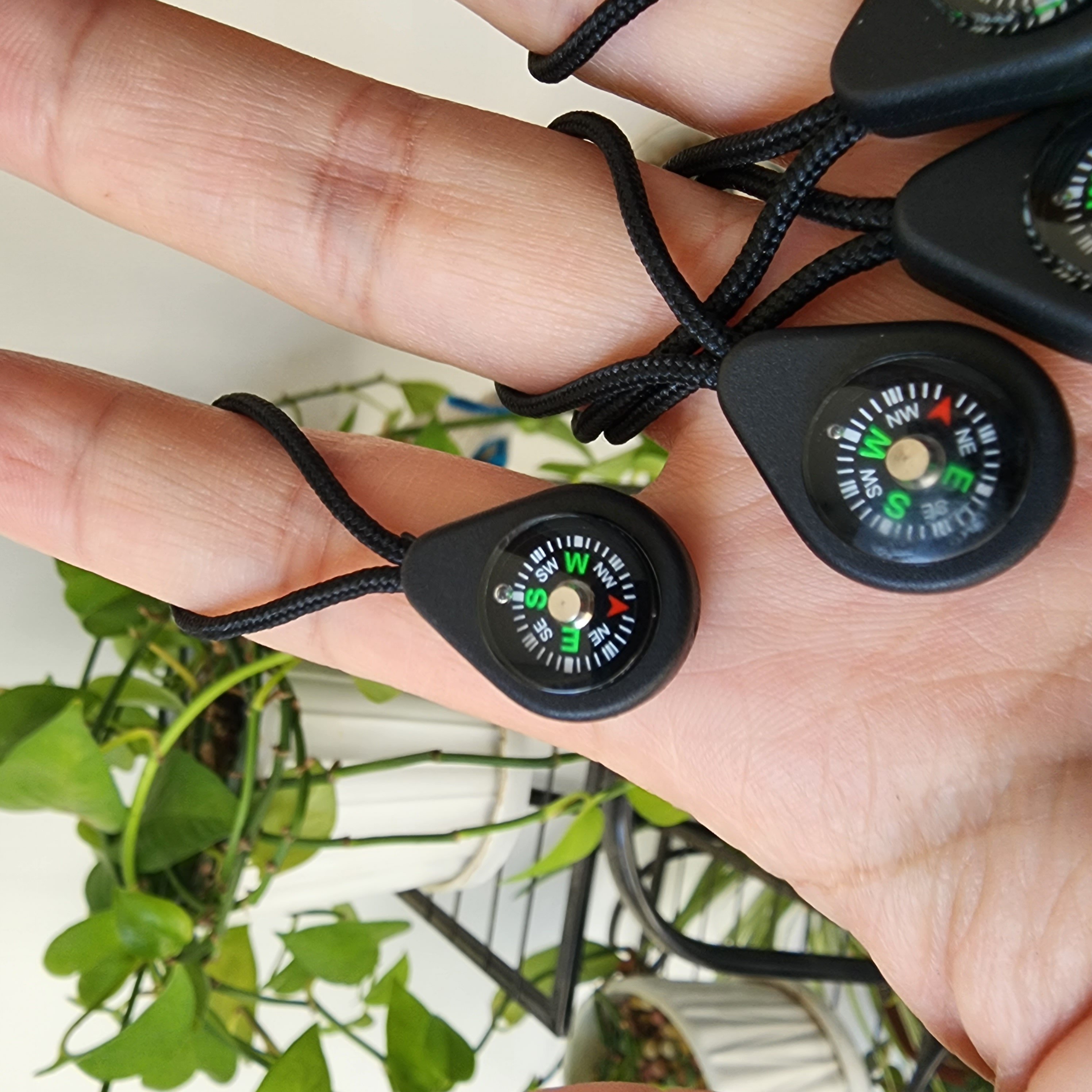 A guided compass multifunctionality with a compass and a zipper to the north end