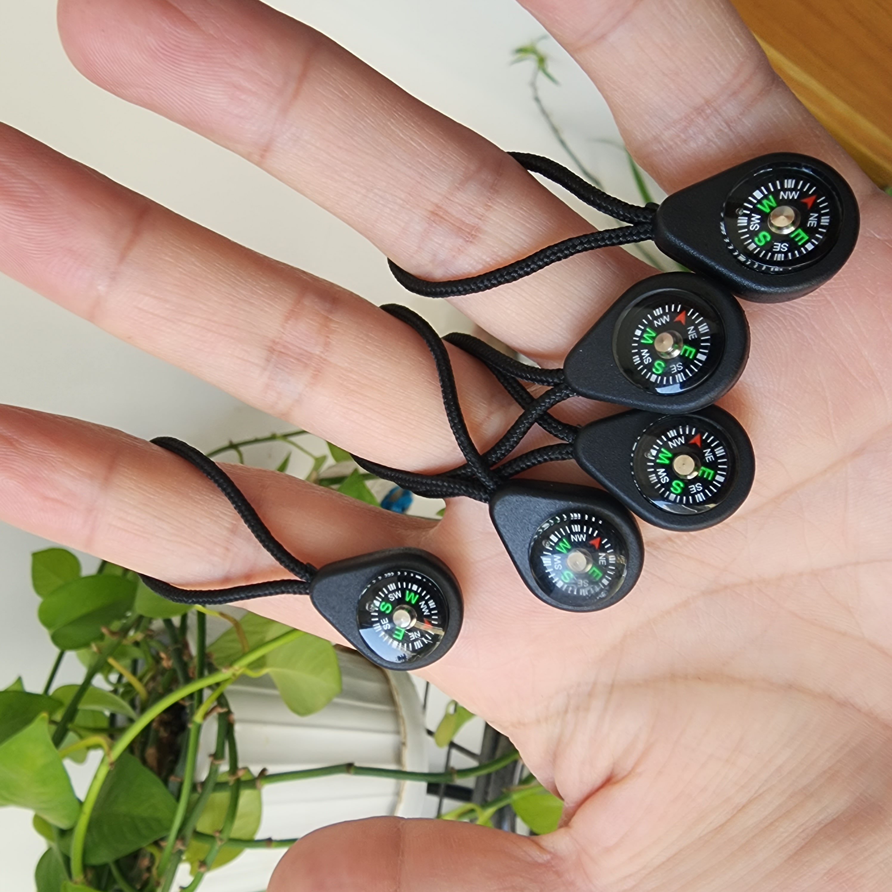 A guided compass multifunctionality with a compass and a zipper to the north end