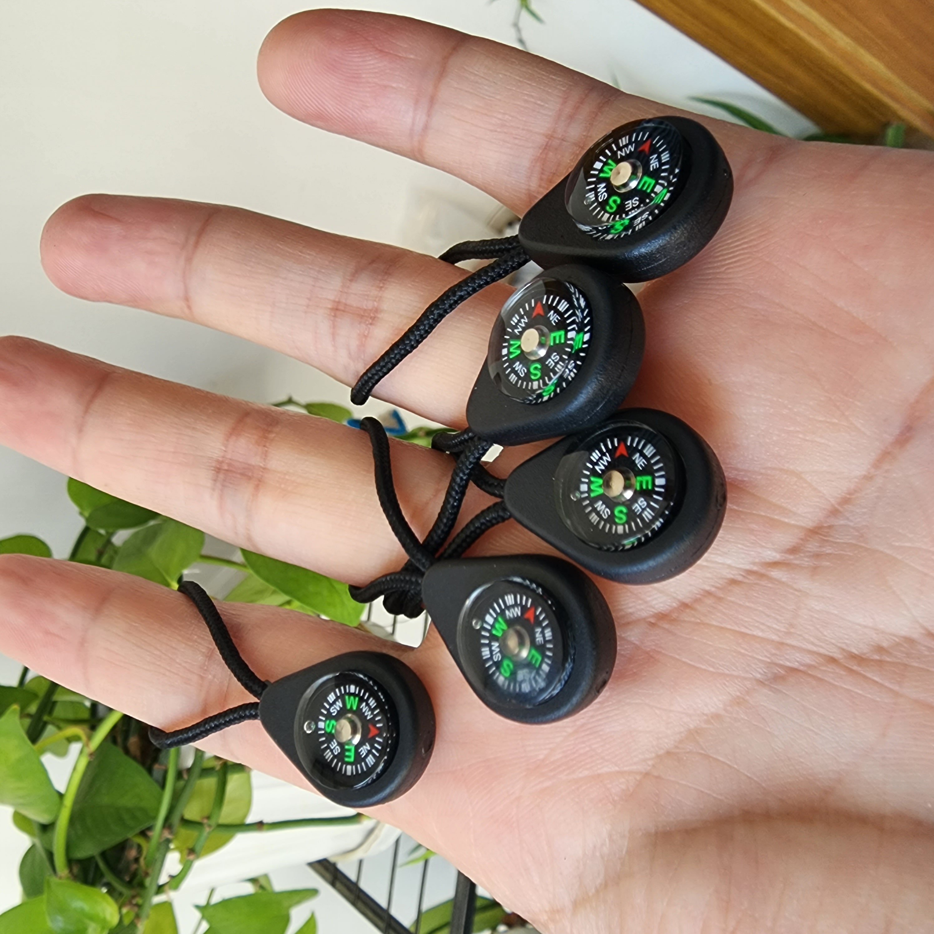 A guided compass multifunctionality with a compass and a zipper to the north end