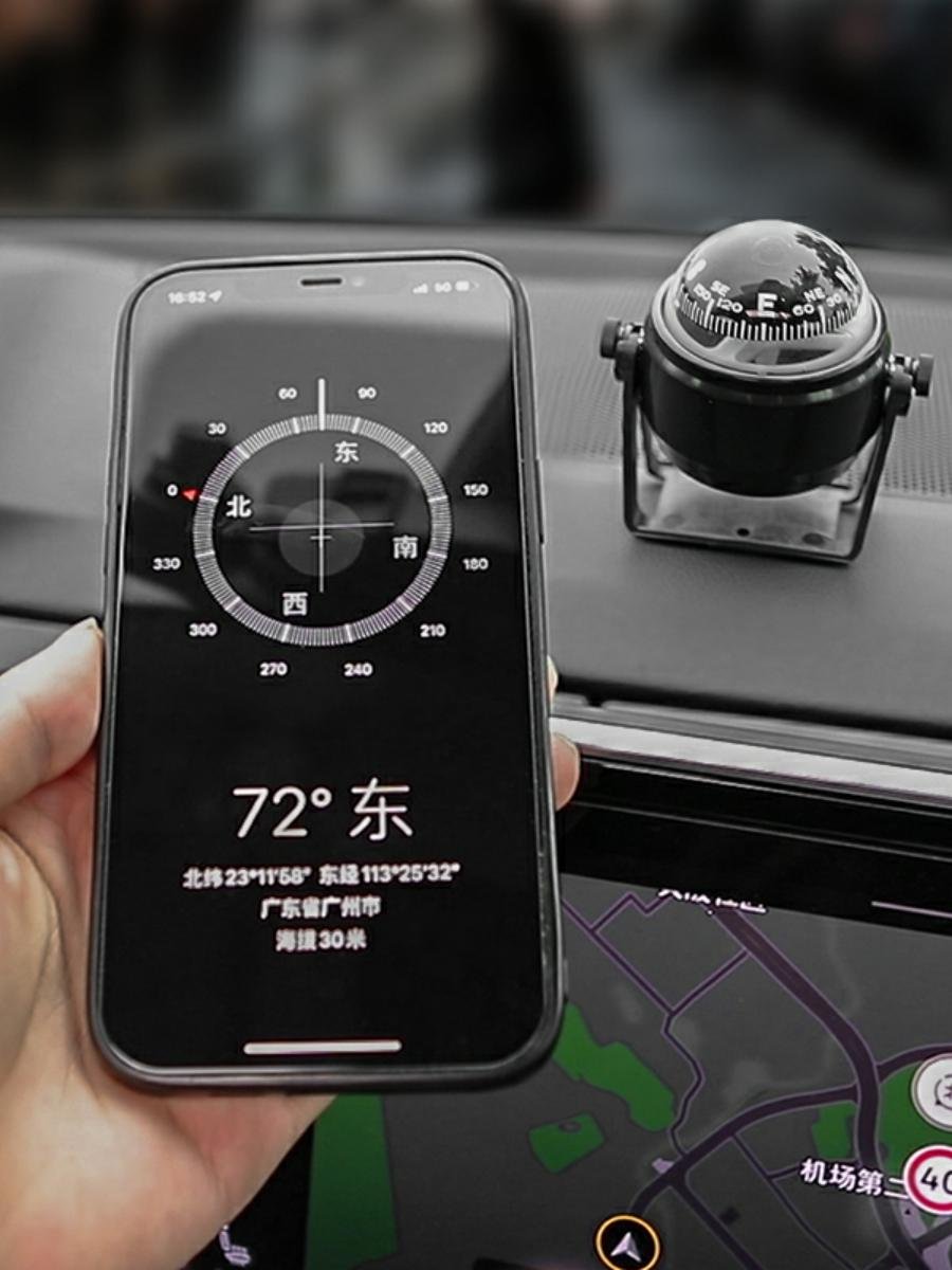 Magnetic course for a guided boat with a magnetic angle to regulate a boat with a guided boat with a compass yacht