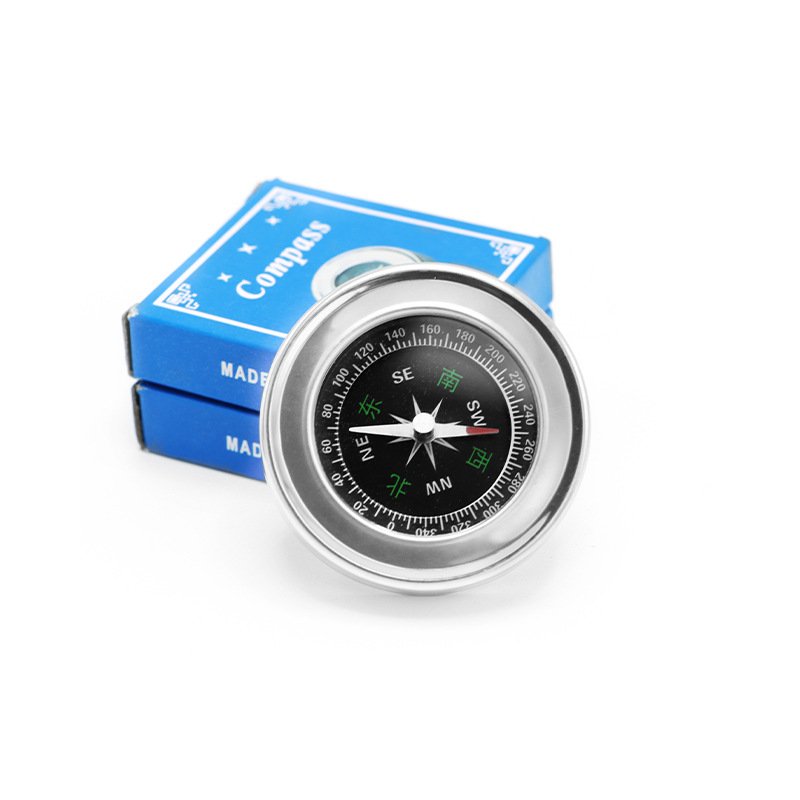 The stainless steel compass for outdoors points to the high-precision compass of the students on board the mountain
