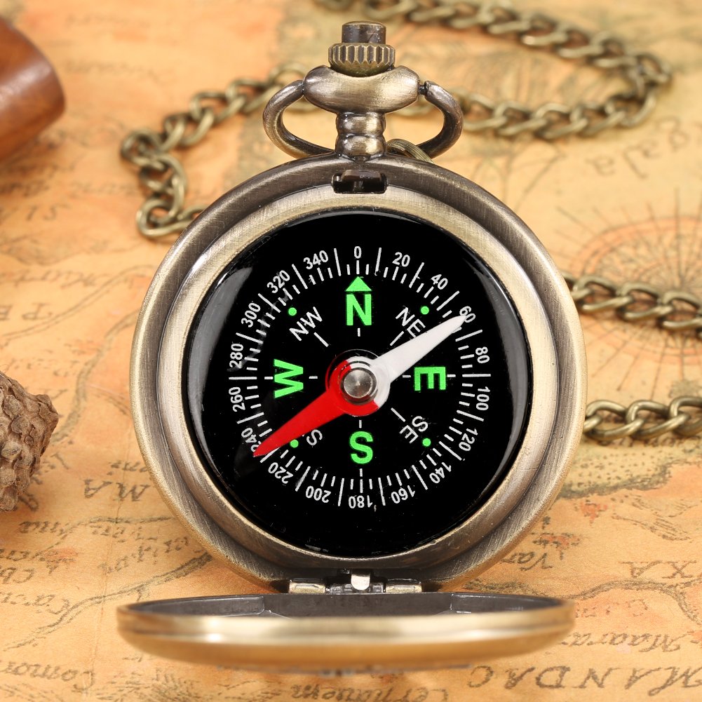 An outdoor compass indicates the re-enactment of the children of the high-precision student motor vehicle with a compass