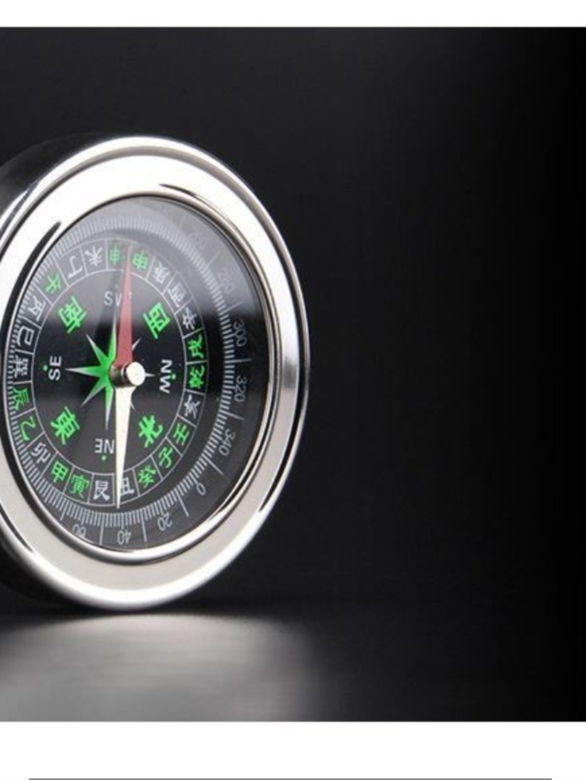 A high-precision outdoor multi-purpose waterproof compass carries a sports climber to climb the mountain with a northerly light