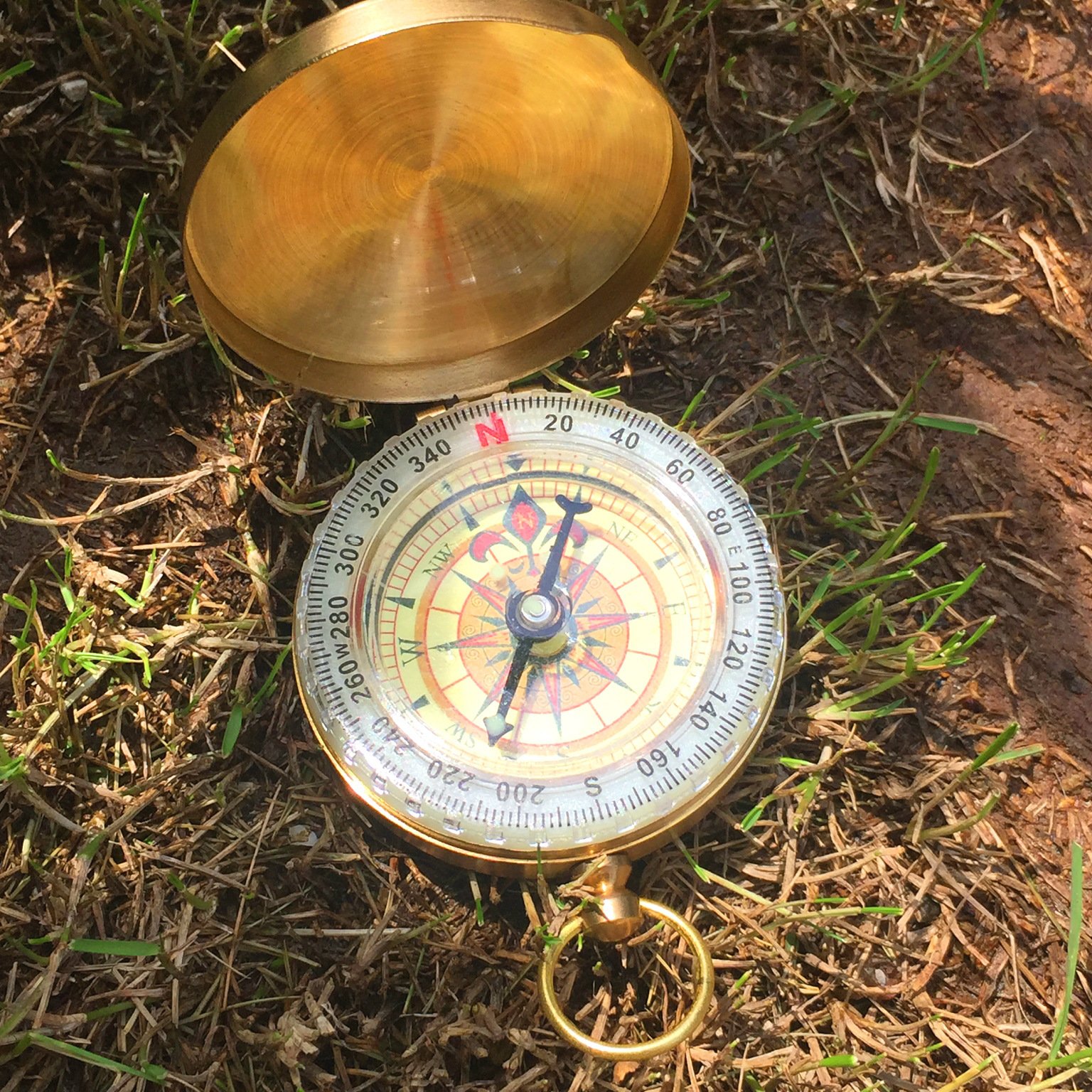 An outdoor compass for high-precision primary school students