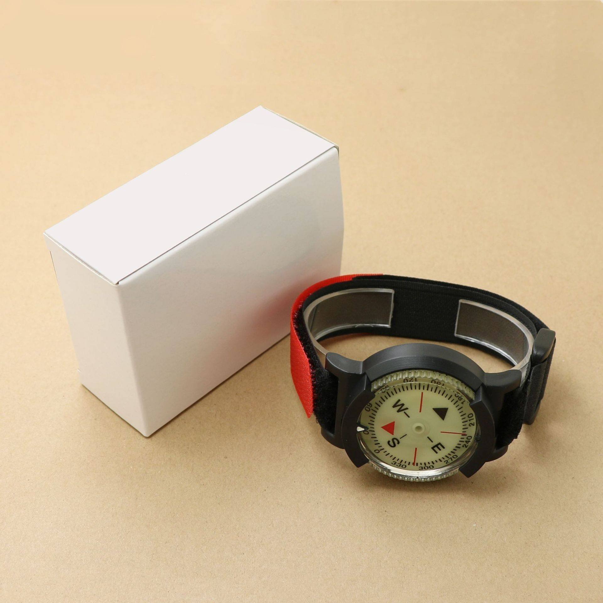 New Scuba points to a northerly compass, waterproof, high-precision wristwatch compass in a steady direction with night light