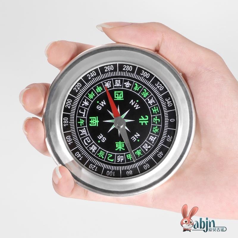 A compass with a high degree of precision and a multi-purpose, multi-purpose calibration of the adult car to the north compass