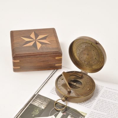 Importing a high-precision northerly pin in a mango-wood box of the Royal British Navy's Bronze Retro-Nostal