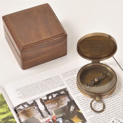 Importing a high-precision northerly pin in a mango-wood box of the Royal British Navy's Bronze Retro-Nostal