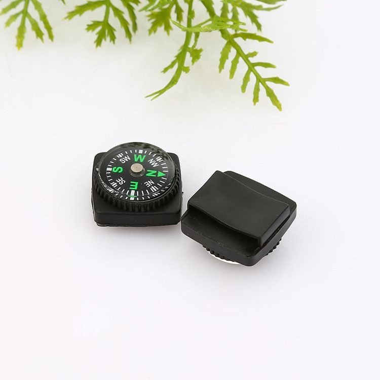 a leather compass with a width of less than 2 mm crochet, an outdoor orientation northerly pointer