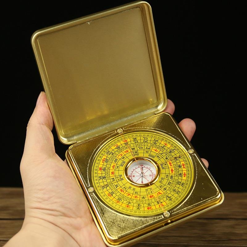 The compass, with its high-precision compass, carries with it the small routine of the tumbler