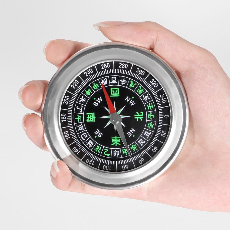 A compass with a high degree of off-site precision with a multi-purpose cross-country car pointing to the north compass