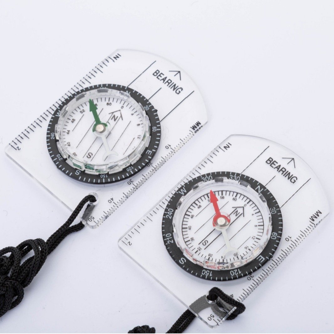 AN OUTDOOR MULTIFUNCTIONAL 35MM PORTABLE COMPASS, HIGH-TRANSPARENT COMPASS SCALE MAP SCALE, NORTH POINTER