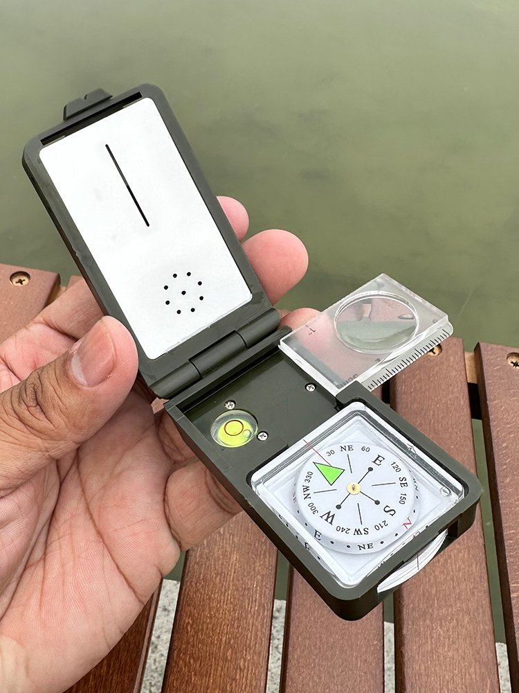 A MULTIFUNCTIONAL HUMIDITY THERMOMETER WITH A RED T10 GUIDE TO FIRE RODS WITH MAGNIFYING MIRRORS