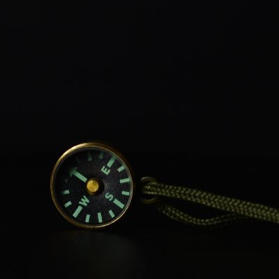 JIAGE'S EXTERNAL STRONG MAGNETIC FINGER NORTHERLY PIN/NIGHTLIGHT METAL DISK COMPASS/MOUNTED COMPASS LEADS TO CAMP ORIENTATION