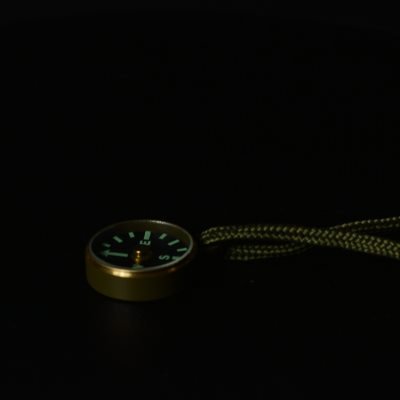 JIAGE'S EXTERNAL STRONG MAGNETIC FINGER NORTHERLY PIN/NIGHTLIGHT METAL DISK COMPASS/MOUNTED COMPASS LEADS TO CAMP ORIENTATION