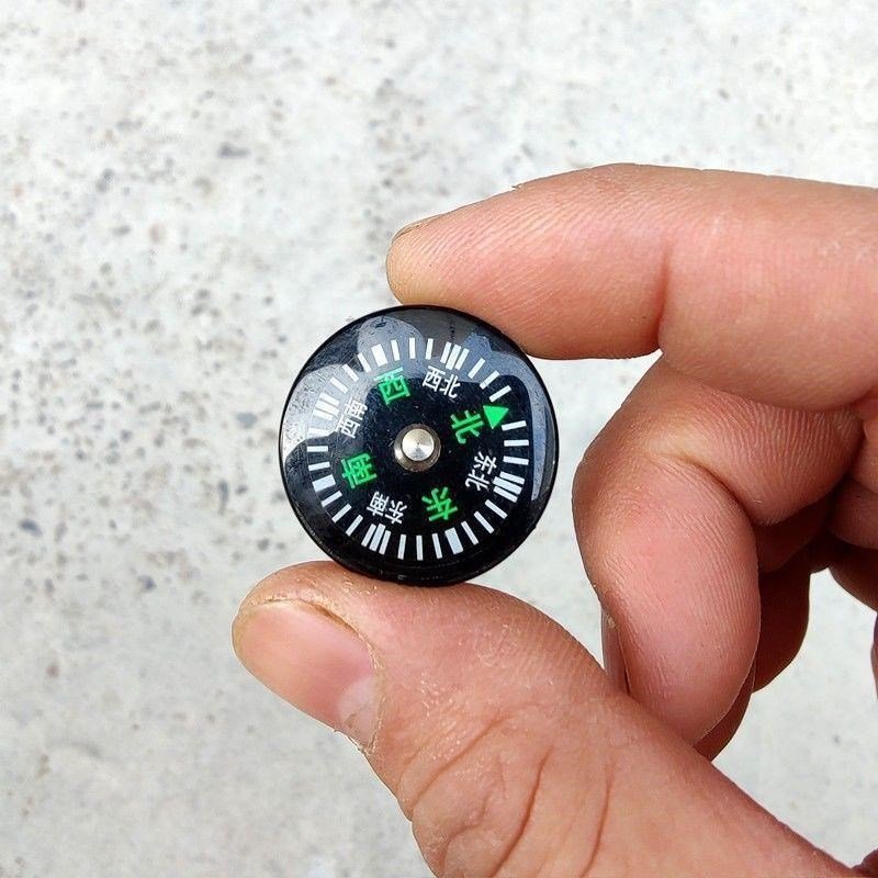 SUZUKI'S UY-MOTOR GUIDE, A CHINESE-LANGUAGE COMPASS IN A BICYCLE CAR