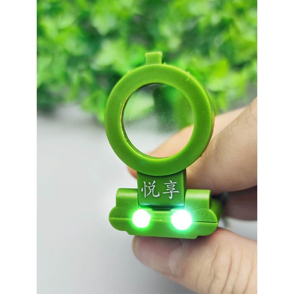 A multi-purpose mini-celescope magnifier for boys and girls, with a flashlight guide to children's toys