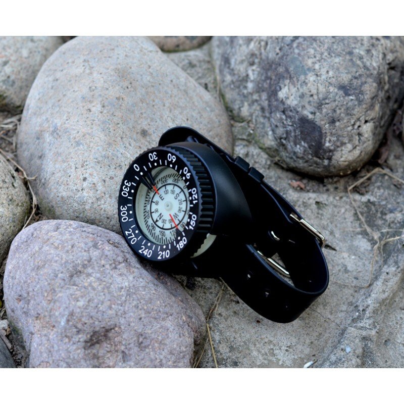 Specialized underwater dive of 50 metres points to a high-precision nightlight compass for the north