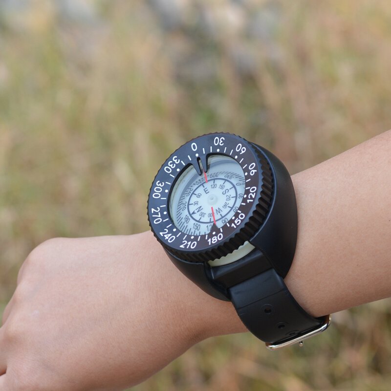 Specialized underwater dive of 50 metres points to a high-precision nightlight compass for the north