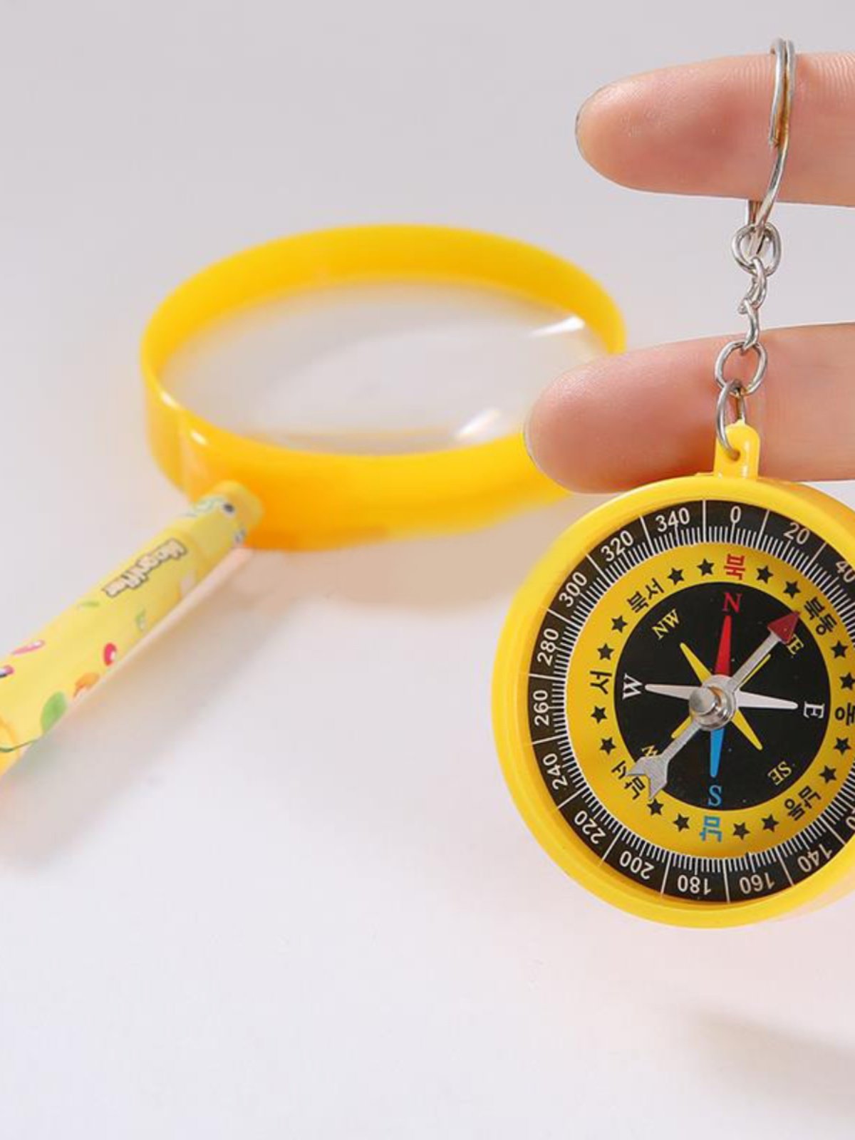 Children ' s cartoon magnifying glass guide to the science experiment toy for elementary school children