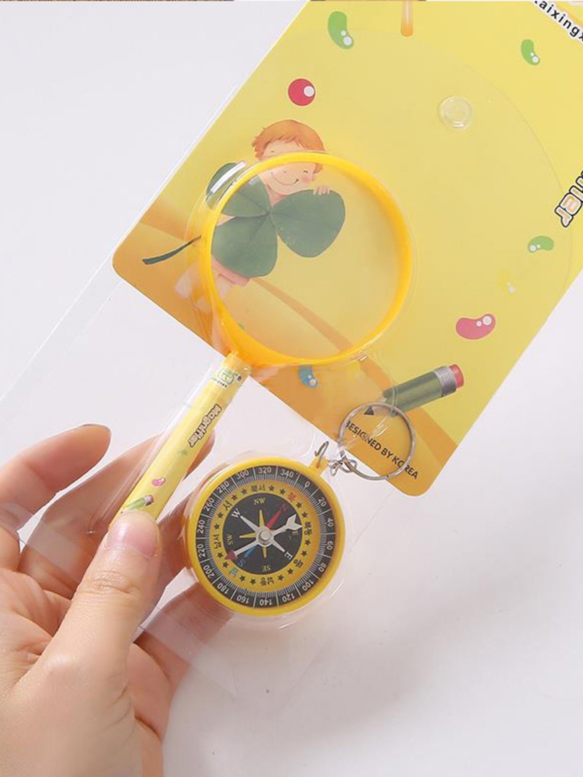 Children ' s cartoon magnifying glass guide to the science experiment toy for elementary school children