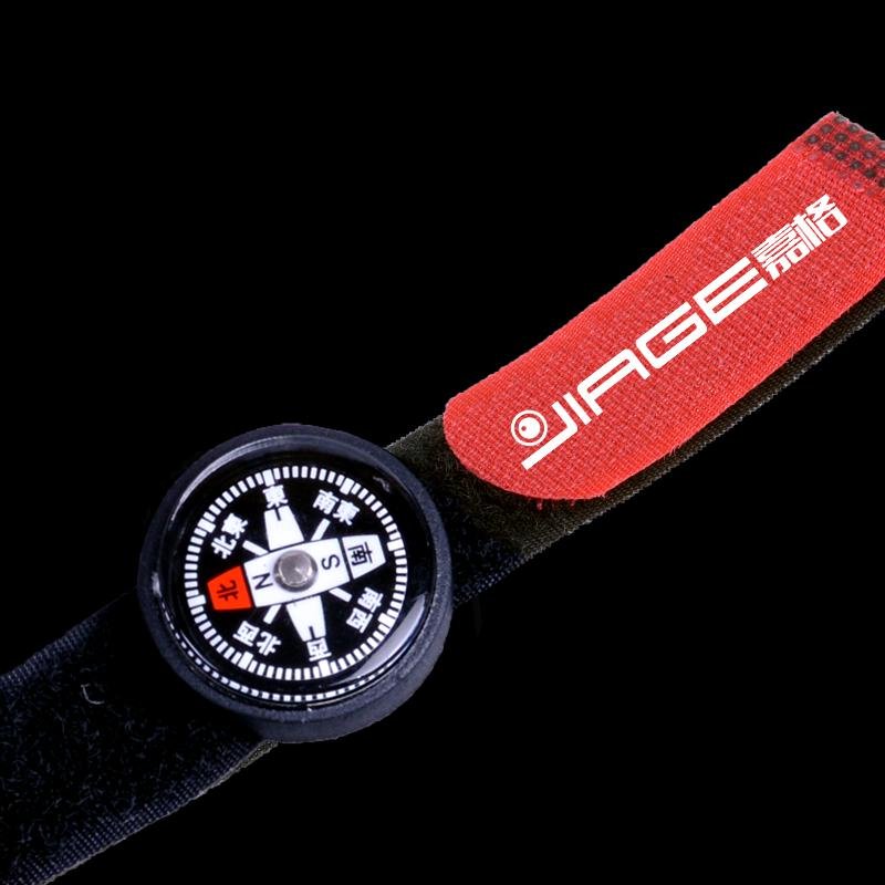 An outdoor high-precision external wristwatch indicates a northerly guided cross-country scuba-diving wrist in Chinese