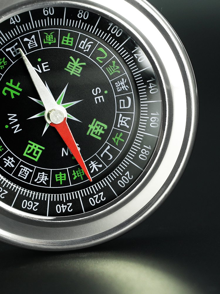 A compass with a high degree of off-site precision with a multi-purpose cross-country car pointing to the north compass
