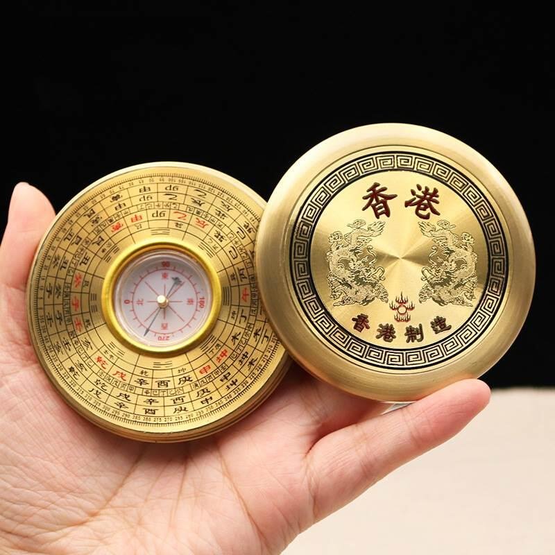 The 24 Hills AutoRoach compass carries a pocket compass measuring cap with high precision