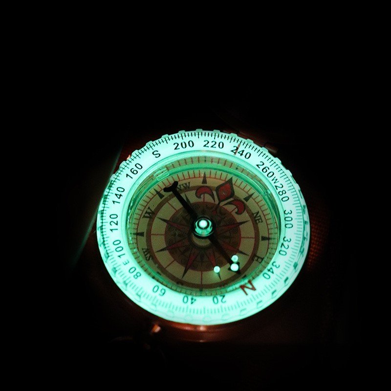 A compass compass with a guide to waterproof night-sight mirror reflecting northerly