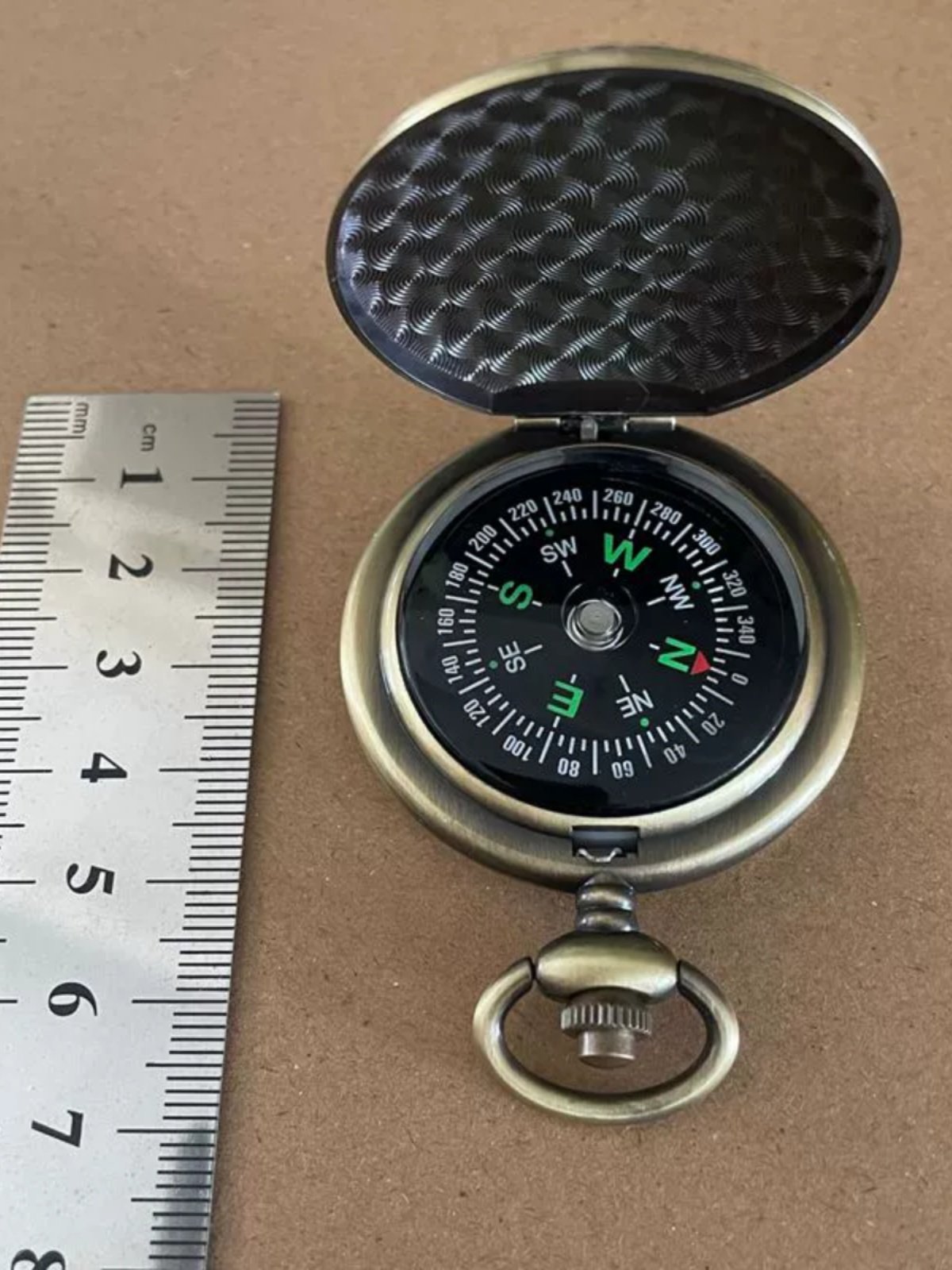 A RETRO-AMERICAN OUTDOOR WATCH INDICATES A HIGH-PRECISION GUIDE TO THE NORTHERN METALLIC LID NAVIGATION