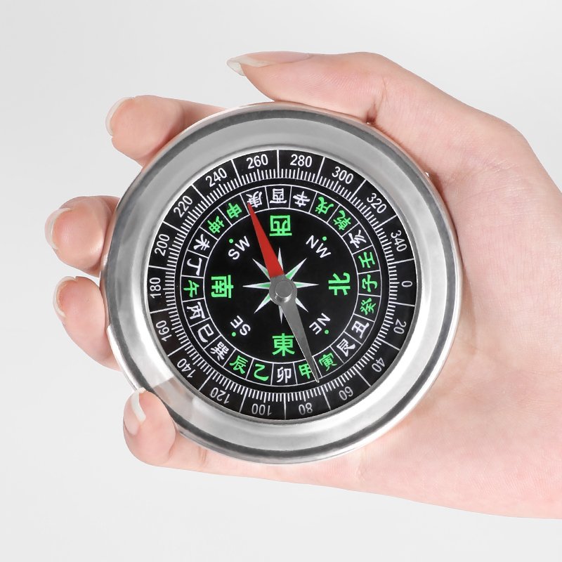 A compass with a high degree of off-site precision with a multi-purpose cross-country car pointing to the north compass