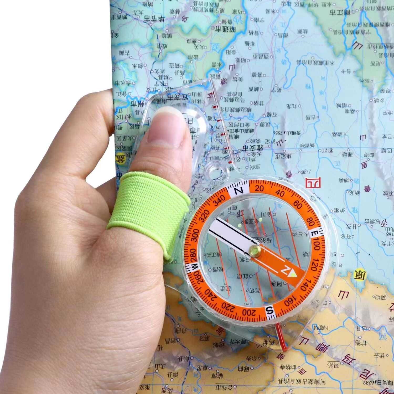 The left thumb compass is a professional cross-country pointer, outside the children's user of the map of the finger