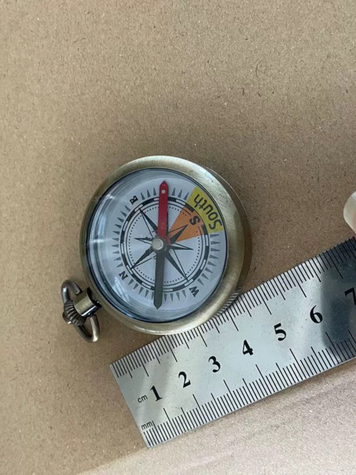 AN EXTRATERRESTRIAL TRAVELER'S CURRICULAR TAN WATCH POINTS TO A HIGH-PRECISION GUIDE TO THE NORTHERN METALLIC GIFT NAVIGATION
