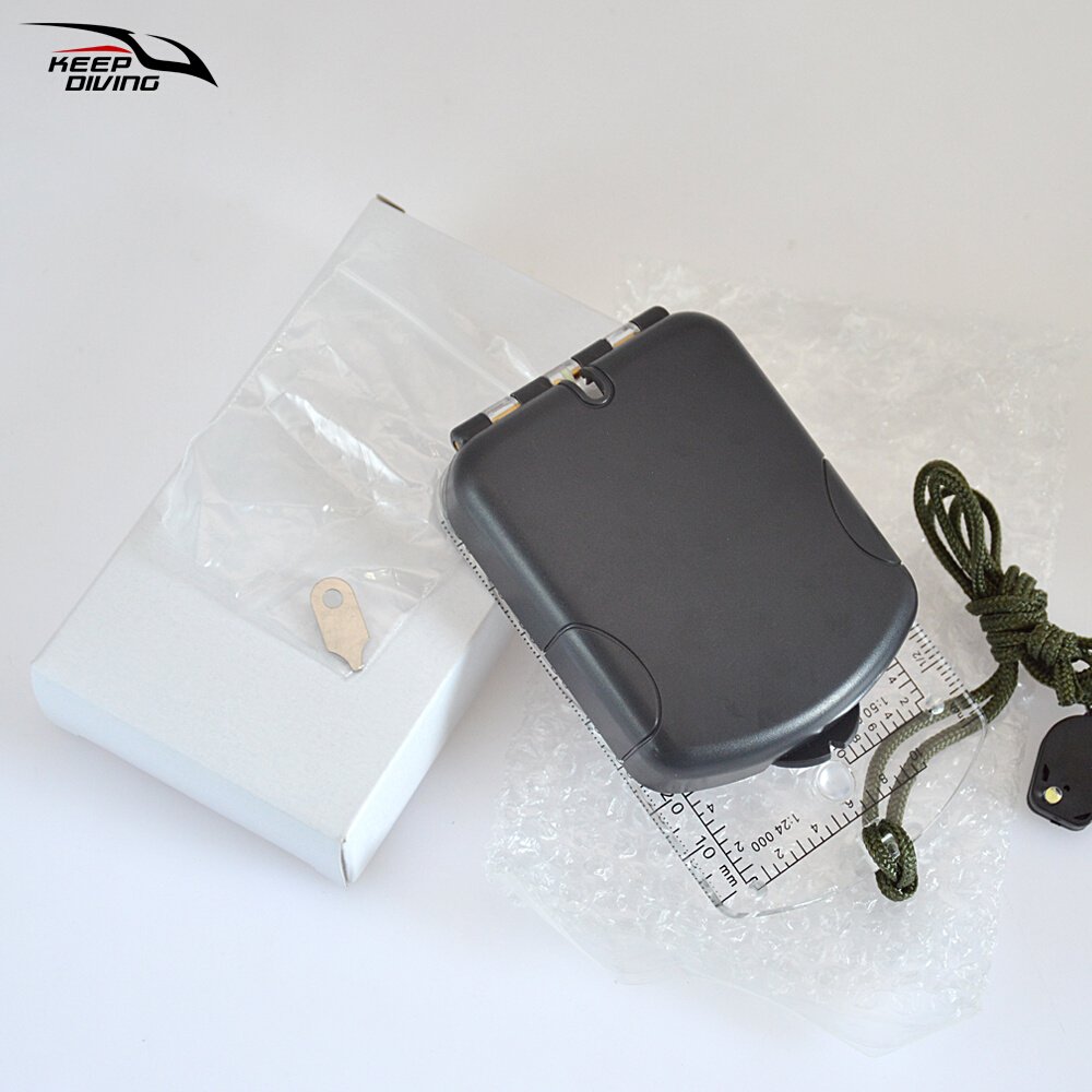 Multifunctional card compass with a lighted night compass with a map of the light pointing to the northerly outdoor expedition equipment