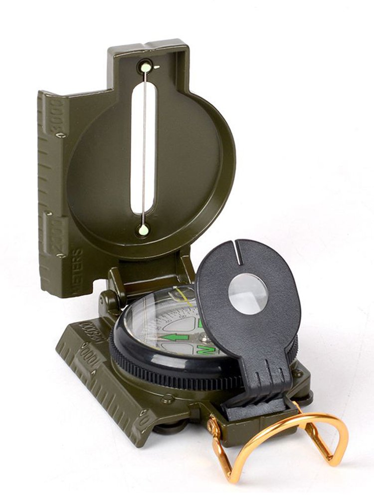 Portable compass points to the mapping of the map of the camper's sports vehicle in the north