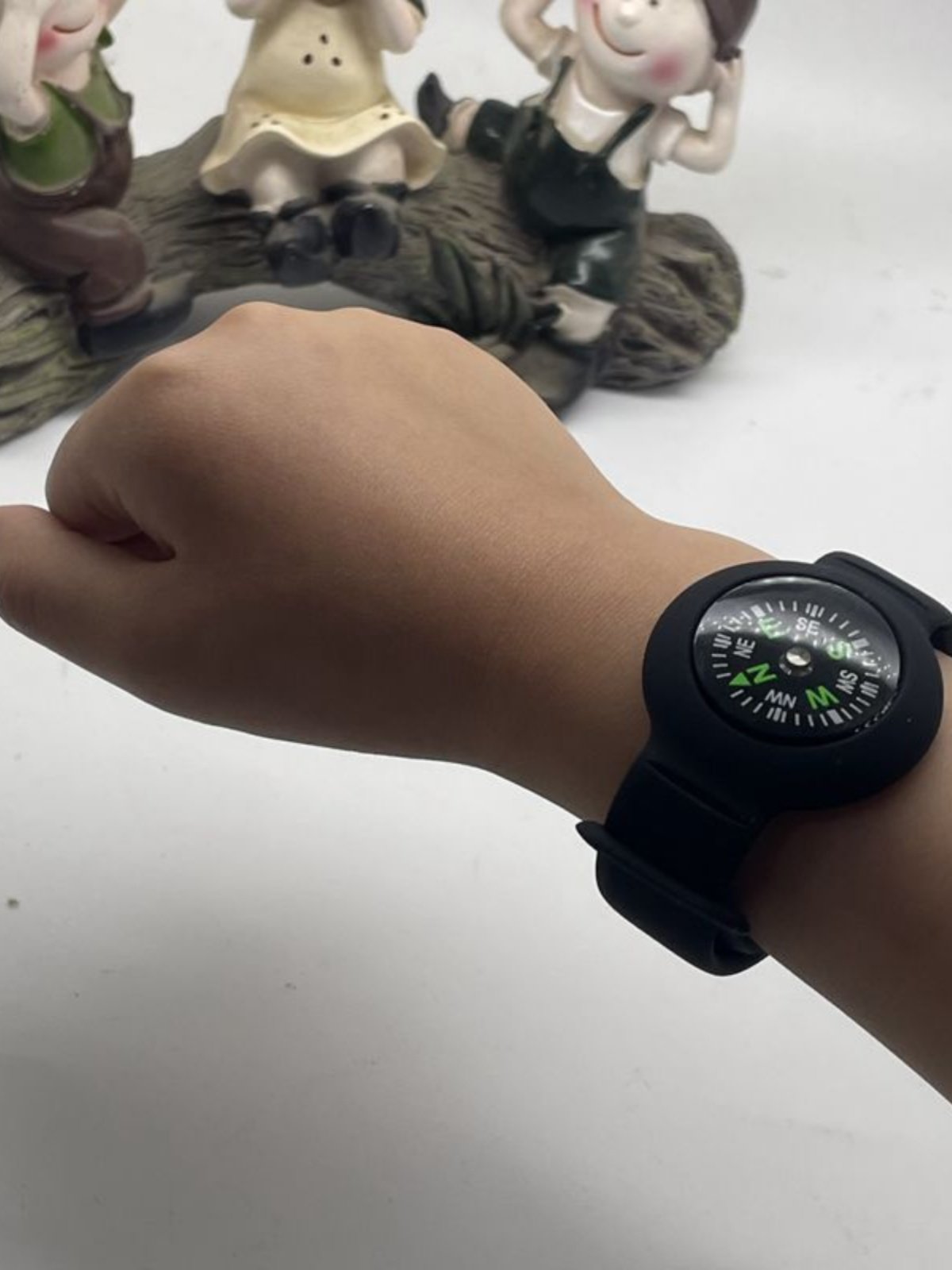 A guide to the survival of children's wrists in the outdoor exploration navigation camper