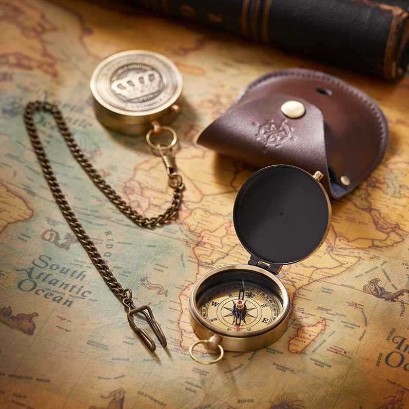 A European-style old-age guide to an outdoor metal compass with a gift photo set of the museum decorations