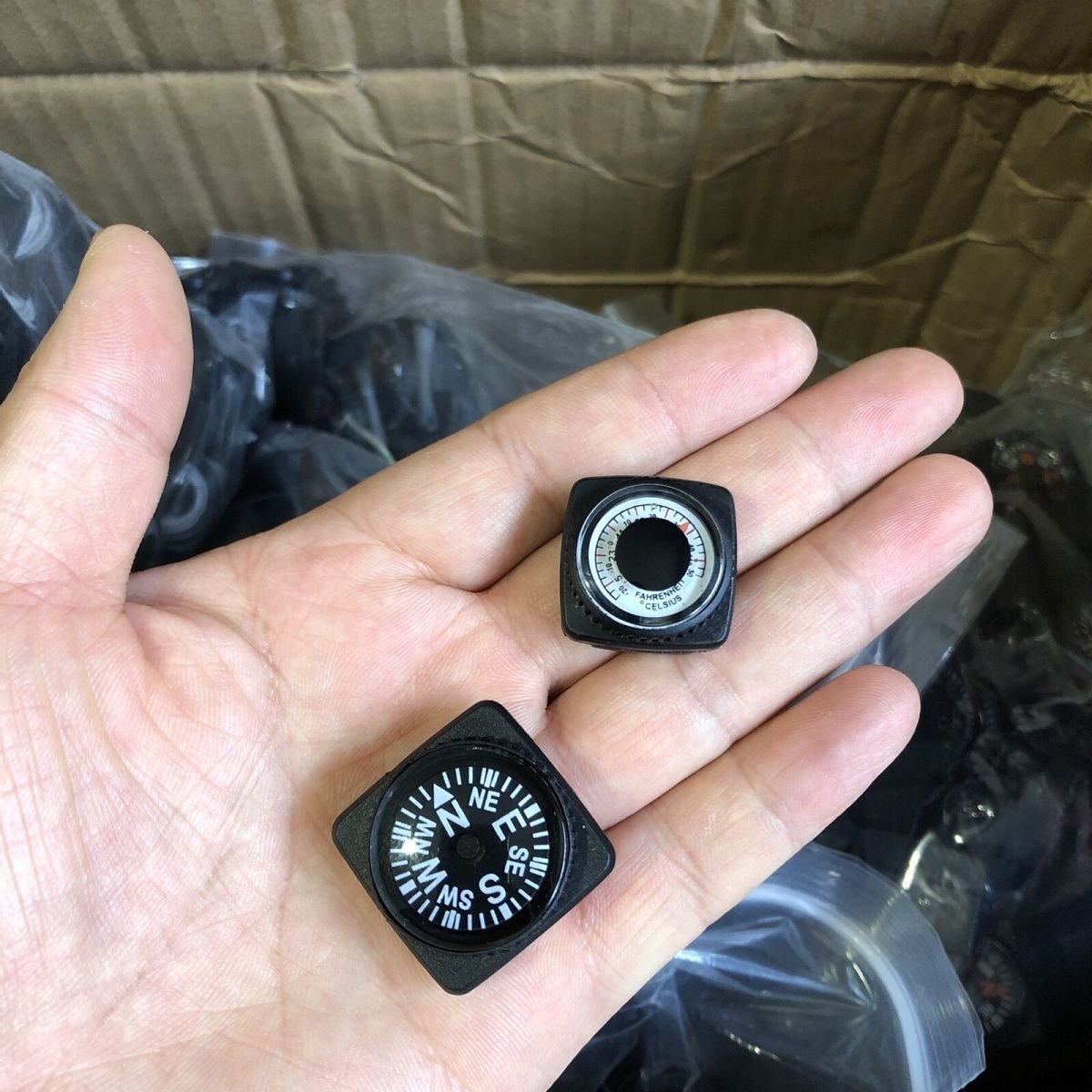 Waterproof wrists with a compass thermometer and a high-precision dive pointer to the north with the expedition equipment
