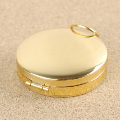 The stainless steel compass large is equipped with an outdoor mountain camp pointing north towards the waterproof compass