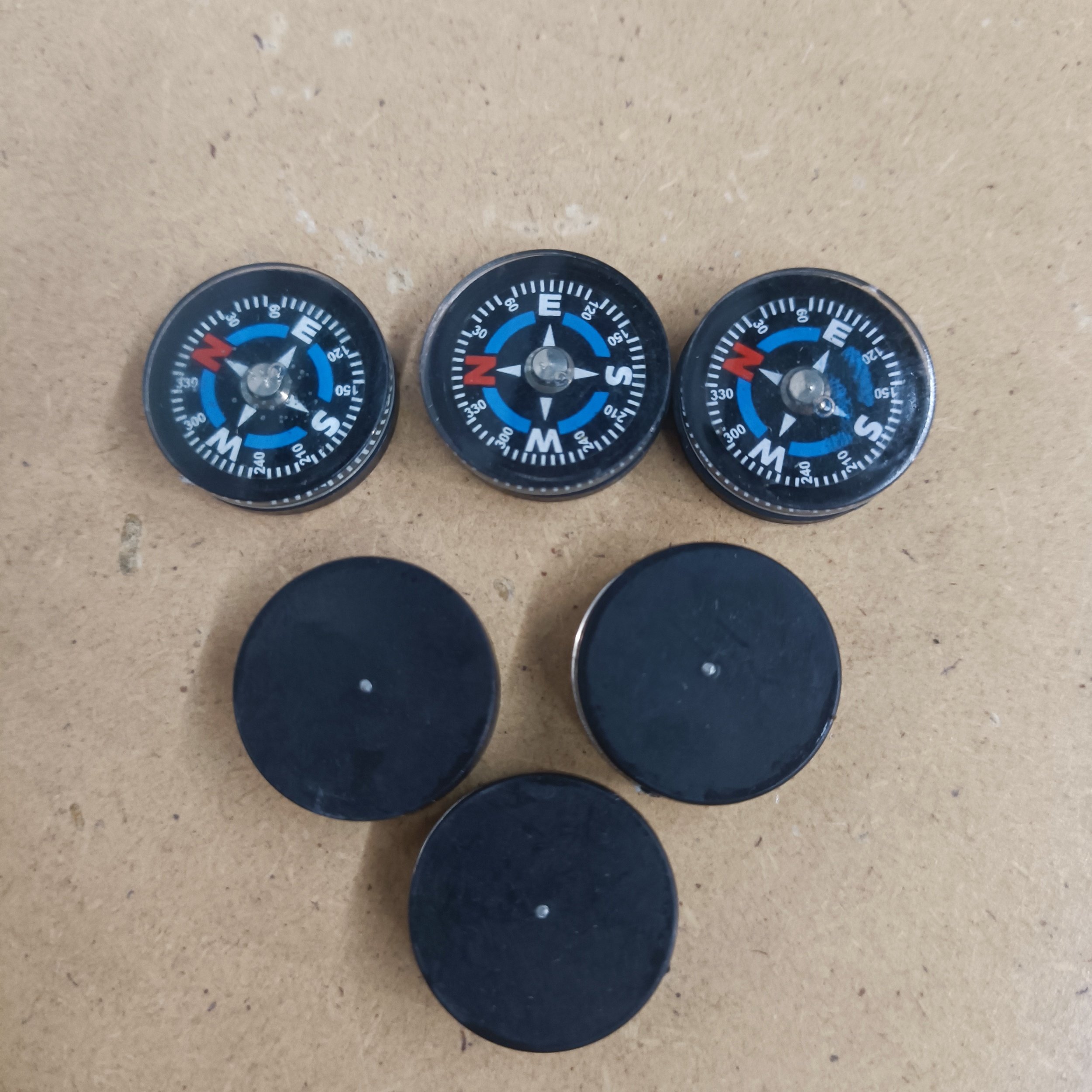a low-end product camping outdoors, a minibutton compass/finger pointer mini 20 mm