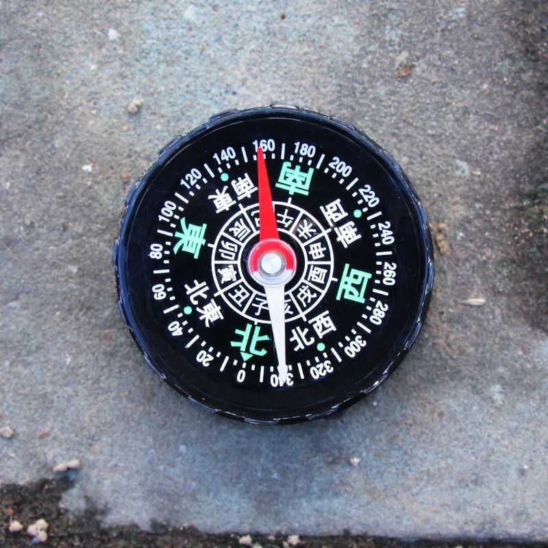 An outdoor high-precision compass points to a multi-purpose windwater compass with a waterproof Chinese student expedition