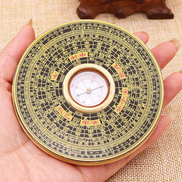 The compass compass, with a high accuracy, specialized mountain geometry, with a lot of brass and a lot of gelog